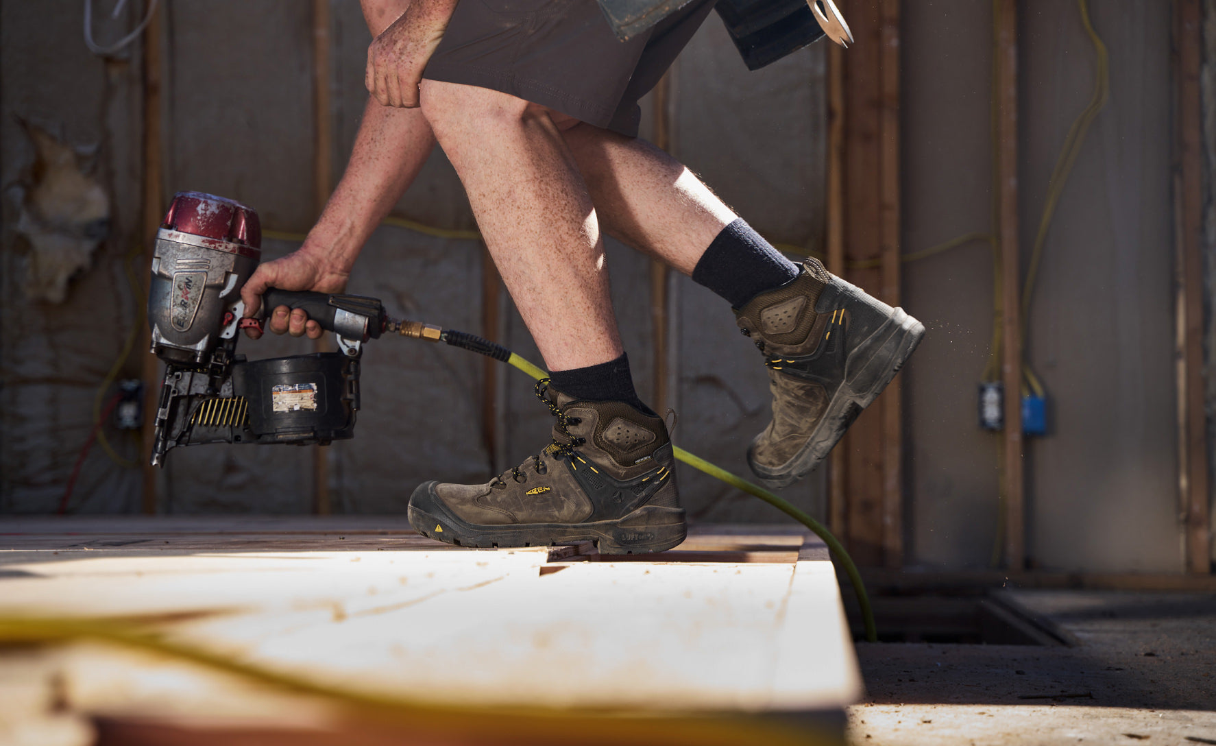 Men's Dover 6" Waterproof (Carbon Toe) Dark Earth/Black / Keen / Men's