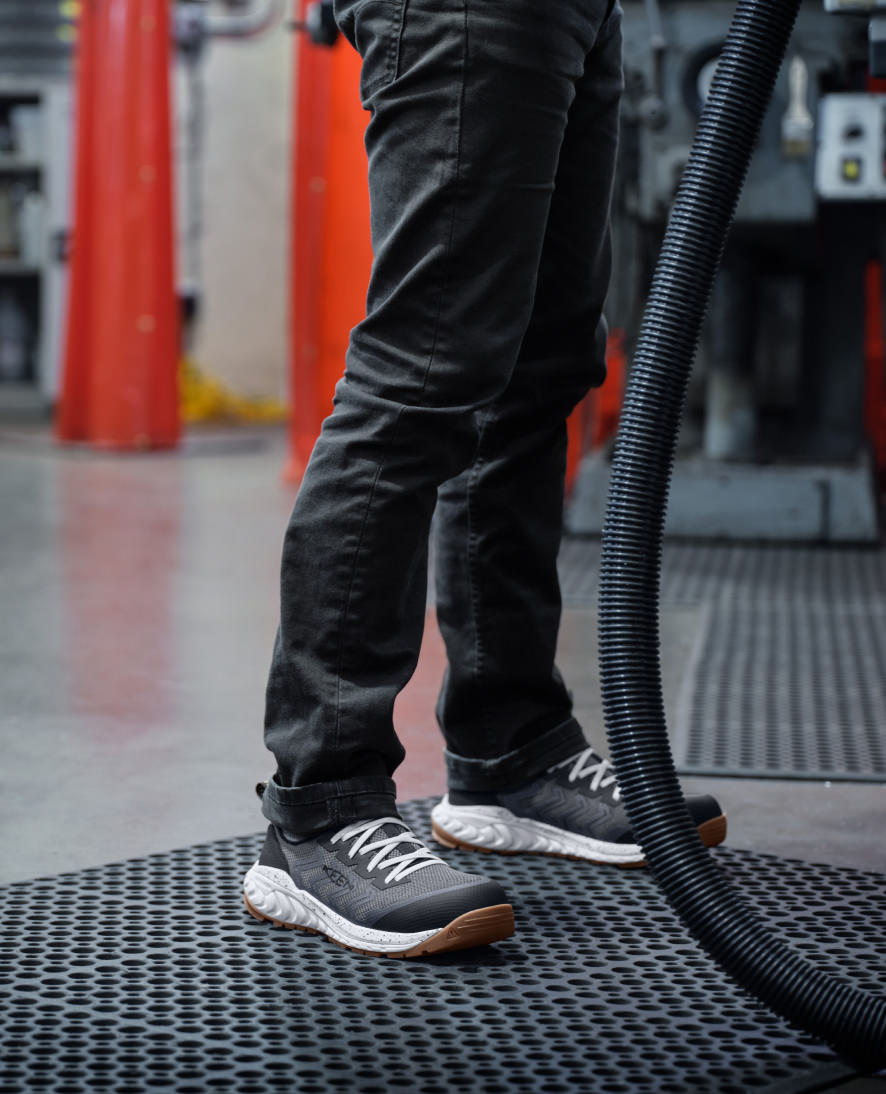 Men's Arvada Shift Work Sneaker (Carbon Toe) Martini Olive/Black / Keen / Men's