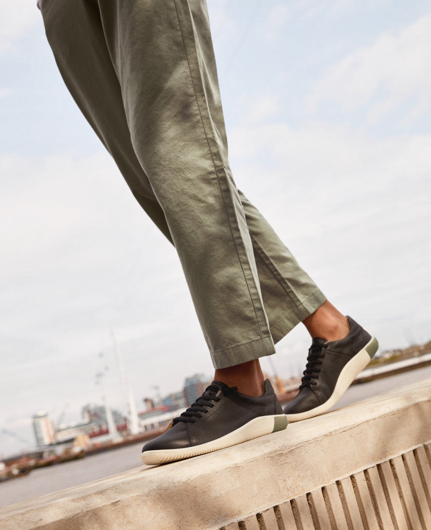 Women's KNX Leather Sneaker Black/Star White / Keen / Women's